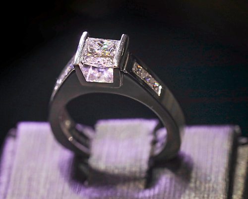 RUTH BONNEVILLE / WINNIPEG FREE PRESS 

LOCAL - Valentine's Day Jewellery 

Photo of diamond, engagement ring,  Canadian diamond.  $12,000

Description: VALENTINES DAY DURING PANDEMIC: Engagement ring sales have doubled for some local jewellers as Valentines Day approaches. Joe Nemeth, owner of Nemeth Diamonds said business has come in waves since last March but theyve been busy since opening last week. 



Feb 08, 2021

