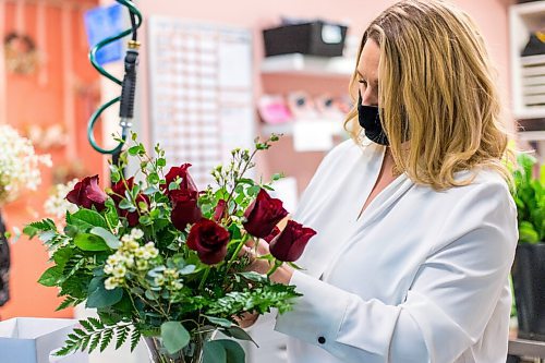 MIKAELA MACKENZIE / WINNIPEG FREE PRESS

Julie Myers, owner of Floral Fixx, arranges a dozen roses at the shop in Winnipeg on Monday, Feb. 8, 2021. For Nicole story.

Winnipeg Free Press 2021