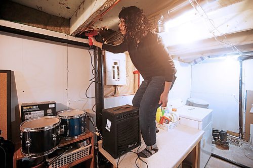 JOHN WOODS / WINNIPEG FREE PRESS
Nyala Ali, a homeowner who has frozen pipes in the past, warms up her water pipes with warming tape and an electric heat gun due to chilly temperatures in Winnipeg Monday, February 8, 2021. 

Reporter: Abas