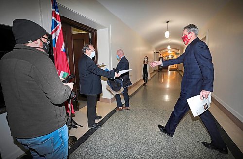 RUTH BONNEVILLE / WINNIPEG FREE PRESS 

Local - COVID update 

Premier Brian Pallister and Dr. Brent Roussin, chief provincial public health officer, dmake their way into the press conference Tuesday. 


Feb 09, 2021
