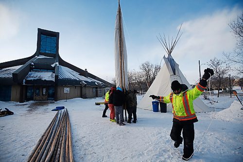 JOHN WOODS / WINNIPEG FREE PRESS
Anishinative volunteers put up warming tents and teepees at Thunderbird House in Winnipeg Tuesday, February 9, 2021. 

Reporter: Abas