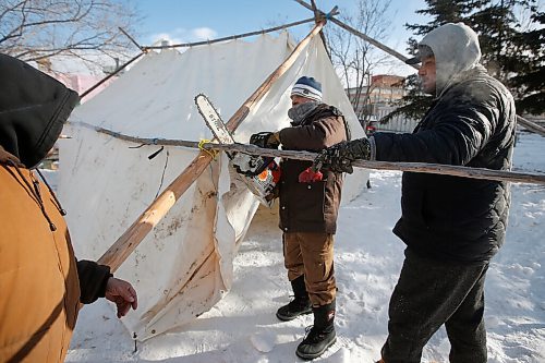 JOHN WOODS / WINNIPEG FREE PRESS
EJ Fontaine, centre, and Raymond Favel-Chartrand, right,  of Anishinative, and other volunteers put up warming tents and teepees at Thunderbird House in Winnipeg Tuesday, February 9, 2021. 

Reporter: Abas