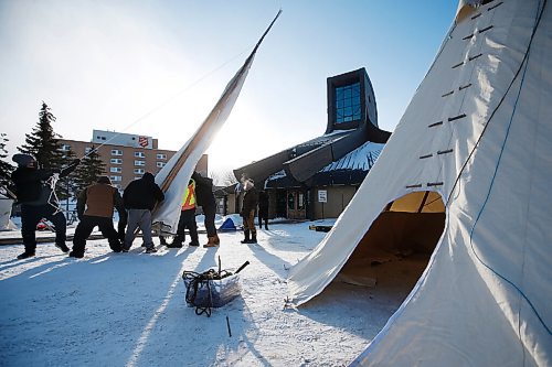 JOHN WOODS / WINNIPEG FREE PRESS
Anishinative volunteers put up warming tents and teepees at Thunderbird House in Winnipeg Tuesday, February 9, 2021. 

Reporter: Abas