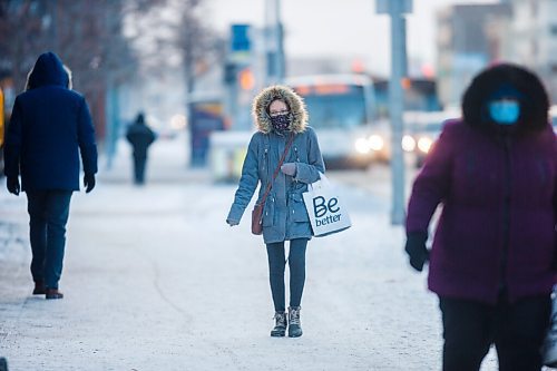 MIKAELA MACKENZIE / WINNIPEG FREE PRESS

Jolene Amos braves the cold weather while walking to the Sherbrook Street crossing at Portage Avenue in Winnipeg on Tuesday, Feb. 9, 2021. For Sarah story.

Winnipeg Free Press 2021