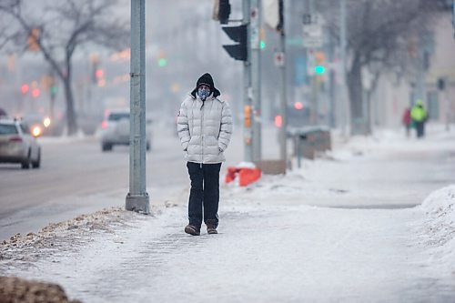 MIKAELA MACKENZIE / WINNIPEG FREE PRESS

Justin King braves the cold weather while walking along Portage Avenue in Winnipeg on Tuesday, Feb. 9, 2021. For Sarah story.

Winnipeg Free Press 2021