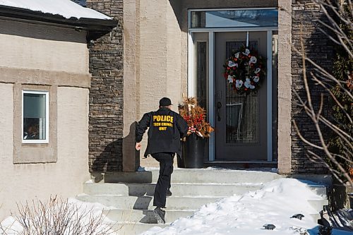 MIKE DEAL / WINNIPEG FREE PRESS
Winnipeg Police officers at a house on Haverhill Crescent in the Royalwood neighbourhood, including officers from the Tech Crime Unit, Wednesday morning.
210210 - Wednesday, February 10, 2021.