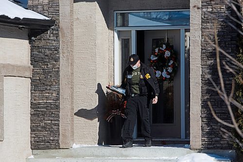 MIKE DEAL / WINNIPEG FREE PRESS
Winnipeg Police officers at a house on Haverhill Crescent in the Royalwood neighbourhood, including officers from the Tech Crime Unit, Wednesday morning.
210210 - Wednesday, February 10, 2021.