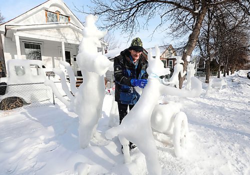 RUTH BONNEVILLE / WINNIPEG FREE PRESS 

local - Leigh Keast Bugs Bunny characters made into Ice Sculpture 

Leigh Keasts front yard looks like an outtake from a Bugs Bunny cartoon: theres Wile E. Coyote firing a working cannon at the Road Runner, Sylvester climbing a tree, and Foghorn Leghorn standing imposingly over them all. Its a work of art the 56-year-old window washer creates for his own enjoyment and for the neighbourhoods wonderment.

Reporter: Ben Waldman

Feb 05, 2021
