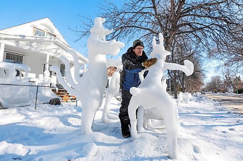 RUTH BONNEVILLE / WINNIPEG FREE PRESS 

local - Leigh Keast Bugs Bunny characters made into Ice Sculpture 

Leigh Keasts front yard looks like an outtake from a Bugs Bunny cartoon: theres Wile E. Coyote firing a working cannon at the Road Runner, Sylvester climbing a tree, and Foghorn Leghorn standing imposingly over them all. Its a work of art the 56-year-old window washer creates for his own enjoyment and for the neighbourhoods wonderment.

Reporter: Ben Waldman

Feb 05, 2021
