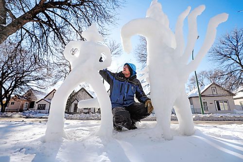 RUTH BONNEVILLE / WINNIPEG FREE PRESS 

local - Leigh Keast Bugs Bunny characters made into Ice Sculpture 

Leigh Keasts front yard looks like an outtake from a Bugs Bunny cartoon: theres Wile E. Coyote firing a working cannon at the Road Runner, Sylvester climbing a tree, and Foghorn Leghorn standing imposingly over them all. Its a work of art the 56-year-old window washer creates for his own enjoyment and for the neighbourhoods wonderment.

Reporter: Ben Waldman

Feb 05, 2021
