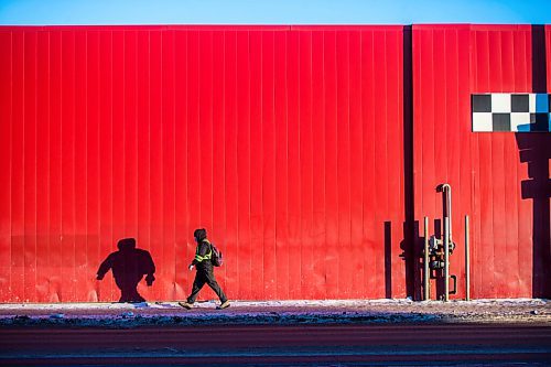 MIKAELA MACKENZIE / WINNIPEG FREE PRESS

A pedestrian walks along Isabel Street in Winnipeg on Wednesday, Feb. 10, 2021. Standup.

Winnipeg Free Press 2021