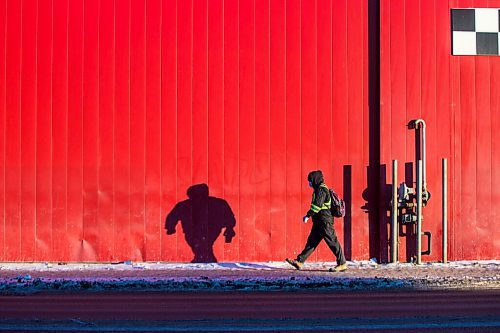 MIKAELA MACKENZIE / WINNIPEG FREE PRESS

A pedestrian walks along Isabel Street in Winnipeg on Wednesday, Feb. 10, 2021. Standup.

Winnipeg Free Press 2021