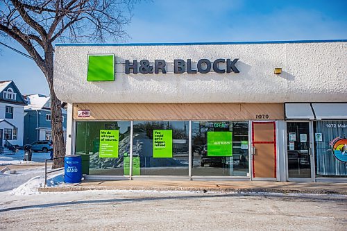 MIKAELA MACKENZIE / WINNIPEG FREE PRESS

Cardboard covers the door at the H&R Block at 1070 Main Street in Winnipeg on Thursday, Feb. 11, 2021. For --- story.

Winnipeg Free Press 2021