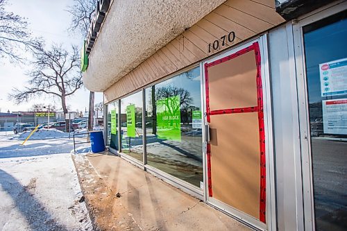 MIKAELA MACKENZIE / WINNIPEG FREE PRESS

Cardboard covers the door at the H&R Block at 1070 Main Street in Winnipeg on Thursday, Feb. 11, 2021. For --- story.

Winnipeg Free Press 2021