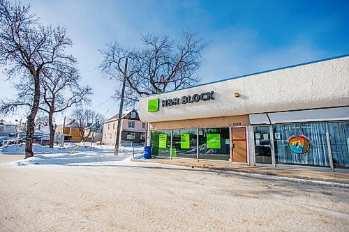 MIKAELA MACKENZIE / WINNIPEG FREE PRESS

Cardboard covers the door at the H&R Block at 1070 Main Street in Winnipeg on Thursday, Feb. 11, 2021. For --- story.

Winnipeg Free Press 2021