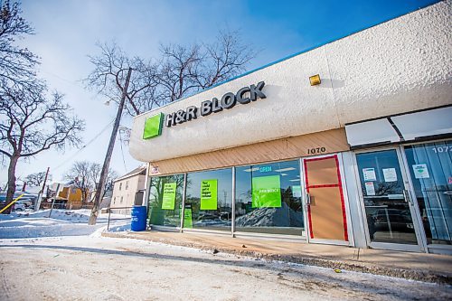 MIKAELA MACKENZIE / WINNIPEG FREE PRESS

Cardboard covers the door at the H&R Block at 1070 Main Street in Winnipeg on Thursday, Feb. 11, 2021. For --- story.

Winnipeg Free Press 2021