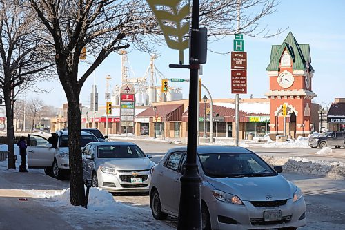 RUTH BONNEVILLE / WINNIPEG FREE PRESS 

Local - Steinbach Main Street

Street scene along Main Street in Steinbach with clock tower in background.  

Feb 11, 2021
