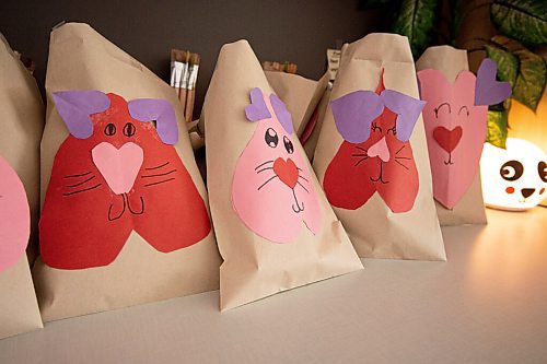 MIKE SUDOMA / WINNIPEG FREE PRESS
Card board bags full of Valentines Day goodies line the shelves of a classroom in Templeton School Thursday
February 11, 2021