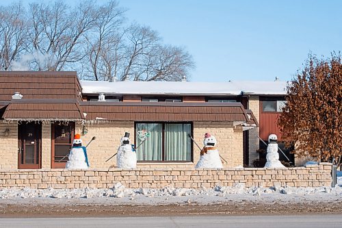 MIKE SUDOMA / WINNIPEG FREE PRESS 
A family of snowmen sit in a frontward along Ness Avenue Friday morning.
FEBRUARY 12, 2021