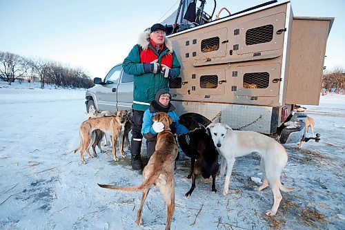 BORIS.MINKEVICH@FREEPRESS.MB.CA BORIS MINKEVICH / WINNIPEG FREE PRESS  100131 Bill and Shirley Hicks with their sled dogs on the Red River.