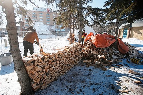 JOHN WOODS / WINNIPEG FREE PRESS
A volunteer splits wood at the Anishinative camp at Thunderbird House in Winnipeg Sunday, February 14, 2021.

Reporter: Sellar