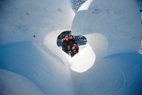 JOHN WOODS / WINNIPEG FREE PRESS
Lisa and Tom Holmes and their children Evelyn and Jack were out visiting Festival du Voyageur snow sculptures on Provencher Blvd in Winnipeg Sunday, February 14, 2021.

Reporter: stand-up