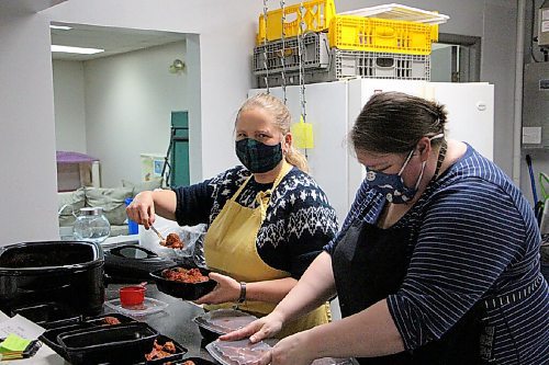 Canstar Community News Trish Briscoe, left, and Cheryl Stock prepare takeout dinners of spaghetti, garlic bread and brownies for community members during Elie Community Club's Winter Family Fun Day on Feb. 6. (GABRIELLE PICHÉ/CANSTAR COMMUNITY NEWS/HEADLINER)