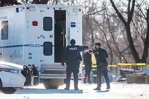 MIKAELA MACKENZIE / WINNIPEG FREE PRESS

Police investigate a the scene of a fire at an encampment at 50 Higgins Avenue in Winnipeg on Tuesday, Feb. 16, 2021. For Katie story.

Winnipeg Free Press 2021