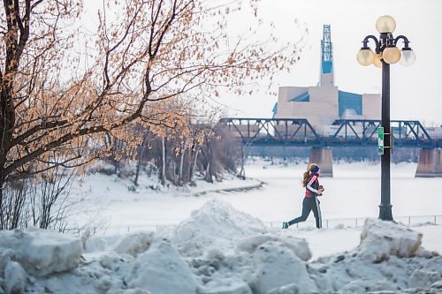 MIKAELA MACKENZIE / WINNIPEG FREE PRESS

A runner takes advantage of the warmer winter weather at Fort Douglas Park in Winnipeg on Thursday, Feb. 18, 2021. Standup.

Winnipeg Free Press 2021