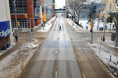 RUTH BONNEVILLE / WINNIPEG FREE PRESS 

View from Cityplace Skywalk at forlorn Donald Street next to MTS Centre on Thursday afternoon,  
Story on how downtown traffic is still slow due to COVID.

Feb 18, 2021
