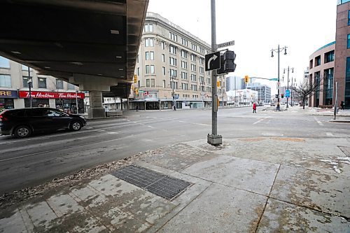 RUTH BONNEVILLE / WINNIPEG FREE PRESS 

View of and almost empty intersection at Portage Ave. at Vaughan Street on Thursday afternoon,  
Story on how downtown traffic is still slow due to COVID.

Feb 18, 2021
