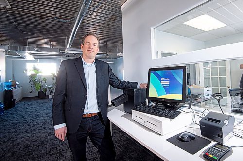 MIKE SUDOMA / WINNIPEG FREE PRESS 
John Pendergrast, Founder and CEO of software startup Rocketrez, demos the companys POS system Friday
FEBRUARY 19, 2021