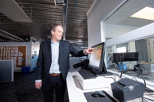 MIKE SUDOMA / WINNIPEG FREE PRESS 
John Pendergrast, Founder and CEO of software startup Rocketrez, demos the companys POS system Friday
FEBRUARY 19, 2021