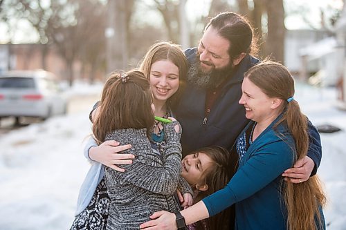 MIKAELA MACKENZIE / WINNIPEG FREE PRESS

 Alejandra (nine), Emma (13), Isabel (six), Pablo, and  Carrie Felices-Costello pose for a portrait outside of their home in Winnipeg on Monday, Feb. 22, 2021. For Maggie Macintosh story.

Winnipeg Free Press 2021