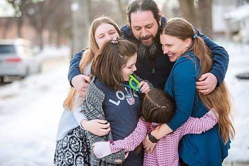 MIKAELA MACKENZIE / WINNIPEG FREE PRESS

Emma (13, left), Alejandra (nine), Pablo, Isabel (six), and  Carrie Felices-Costello pose for a portrait outside of their home in Winnipeg on Monday, Feb. 22, 2021. For Maggie Macintosh story.

Winnipeg Free Press 2021