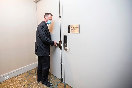 MIKAELA MACKENZIE / WINNIPEG FREE PRESS

Jeff Kennedy, general manager of the Delta, opens up doors to largely empty rooms at the hotel in Winnipeg on Monday, Feb. 22, 2021. For Ben Waldman story.

Winnipeg Free Press 2021