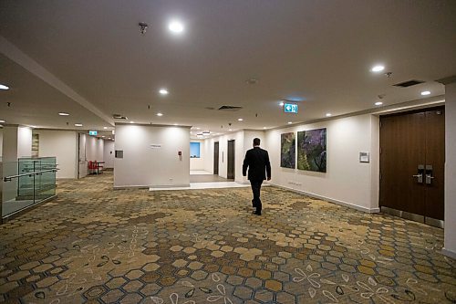 MIKAELA MACKENZIE / WINNIPEG FREE PRESS

Jeff Kennedy, general manager of the Delta, walks through the empty mezzanine level of the hotel in Winnipeg on Monday, Feb. 22, 2021. For Ben Waldman story.

Winnipeg Free Press 2021