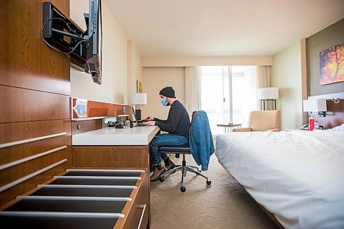 MIKAELA MACKENZIE / WINNIPEG FREE PRESS

Reporter Ben Waldman poses for a portrait in his room at the Delta hotel in Winnipeg on Monday, Feb. 22, 2021. For Ben Waldman story.

Winnipeg Free Press 2021