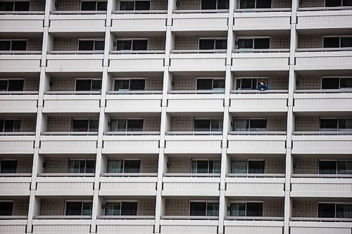 MIKAELA MACKENZIE / WINNIPEG FREE PRESS

Reporter Ben Waldman looks out from his balcony on the 16th floor of the Delta, the city's largest hotel, in Winnipeg on Monday, Feb. 22, 2021. For Ben Waldman story.

Winnipeg Free Press 2021