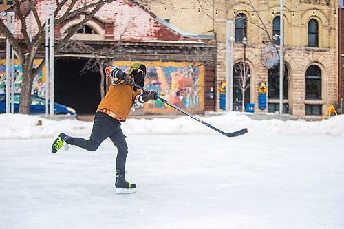 MIKAELA MACKENZIE / WINNIPEG FREE PRESS

Wesley Overwater shoots some pucks at Old Market Square to relieve work-from-home boredom in Winnipeg on Tuesday, Feb. 23, 2021. Standup.

Winnipeg Free Press 2021