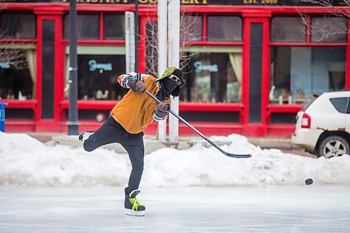 MIKAELA MACKENZIE / WINNIPEG FREE PRESS

Wesley Overwater shoots some pucks at Old Market Square to relieve work-from-home boredom in Winnipeg on Tuesday, Feb. 23, 2021. Standup.

Winnipeg Free Press 2021