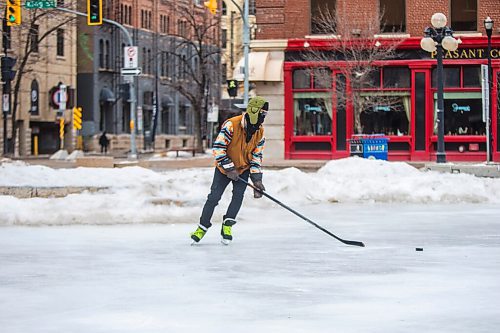 MIKAELA MACKENZIE / WINNIPEG FREE PRESS

Wesley Overwater shoots some pucks at Old Market Square to relieve work-from-home boredom in Winnipeg on Tuesday, Feb. 23, 2021. Standup.

Winnipeg Free Press 2021