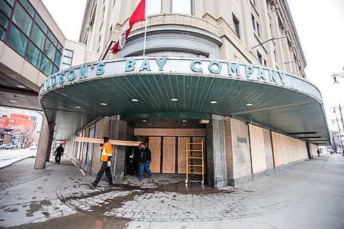 MIKAELA MACKENZIE / WINNIPEG FREE PRESS

Crews board up the windows at The Bay downtown in Winnipeg on Tuesday, Feb. 23, 2021. Standup.

Winnipeg Free Press 2021