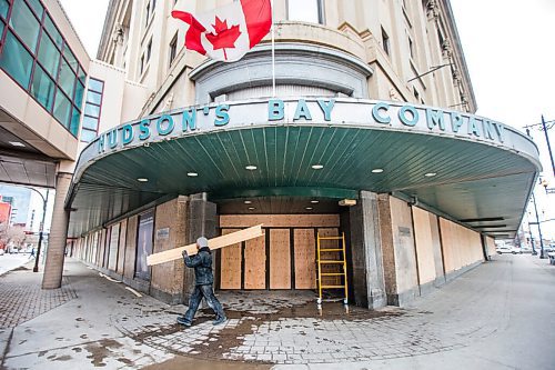 MIKAELA MACKENZIE / WINNIPEG FREE PRESS

Crews board up the windows at The Bay downtown in Winnipeg on Tuesday, Feb. 23, 2021. Standup.

Winnipeg Free Press 2021