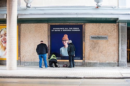 MIKAELA MACKENZIE / WINNIPEG FREE PRESS

Crews board up the windows at The Bay downtown in Winnipeg on Tuesday, Feb. 23, 2021. Standup.

Winnipeg Free Press 2021