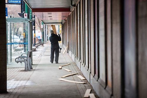 MIKAELA MACKENZIE / WINNIPEG FREE PRESS

Crews board up the windows at The Bay downtown in Winnipeg on Tuesday, Feb. 23, 2021. Standup.

Winnipeg Free Press 2021