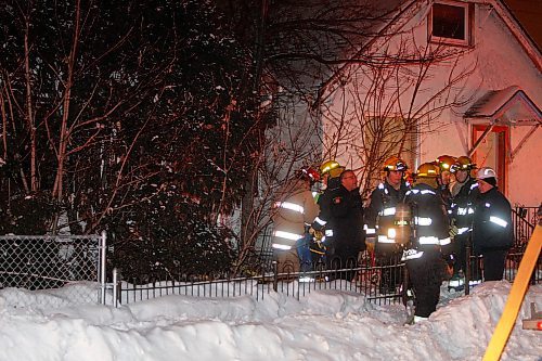 BORIS.MINKEVICH@FREEPRESS.MB.CA BORIS MINKEVICH / WINNIPEG FREE PRESS  100204 Fire scene on Martin Ave.