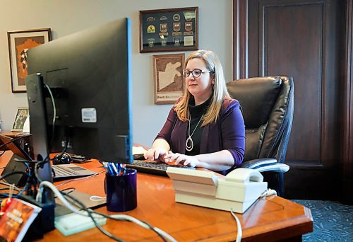 RUTH BONNEVILLE / WINNIPEG FREE PRESS 

Local - Conservation and Climate Minister

Portrait of Sarah Guillemard, Conservation and Climate Minister of Manitoba in her office at the Legislative Building. 

Feb 25, 2021
