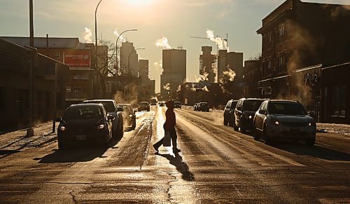 MIKE DEAL / WINNIPEG FREE PRESS
The rising sun highlights steam and exhaust fog during the morning commute at Sherbrook and Notre Dame on the first day of March. 
210301 - Monday, March 1, 2021
