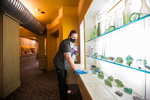 MIKAELA MACKENZIE / WINNIPEG FREE PRESS

Ljiljiana Cupac cleans high-touch surfaces at the Manitoba Museum in Winnipeg on Wednesday, March 3, 2021. The museum is re-opening to the public on March 4. Standup.

Winnipeg Free Press 2021